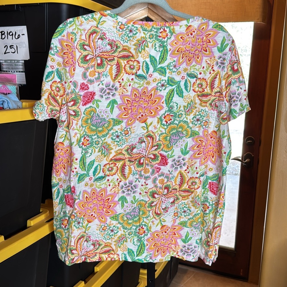 FAT FACE WOMEN'S SHORT SLEEVE MAGGIE V-NECK T-SHIRT IN MULTI FLORAL SIZE 16 - Picture 11 of 11